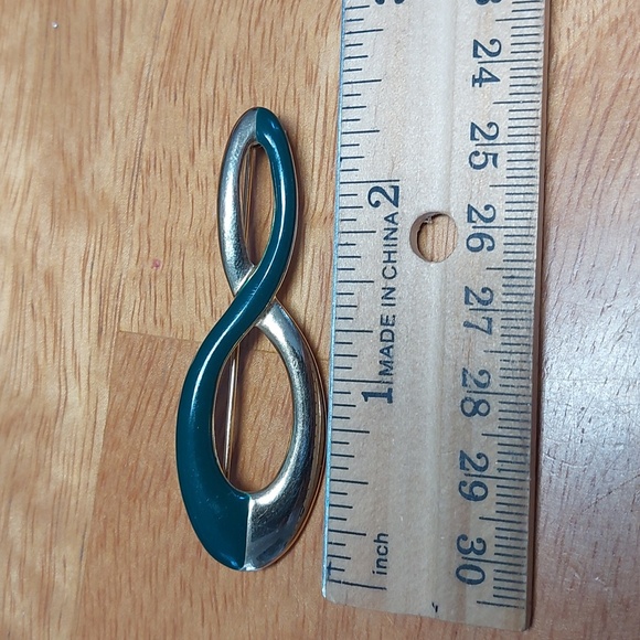 💚5/$25 Vintage Dark Green Enamel Goldtone Brooch Infinity - Picture 4 of 5